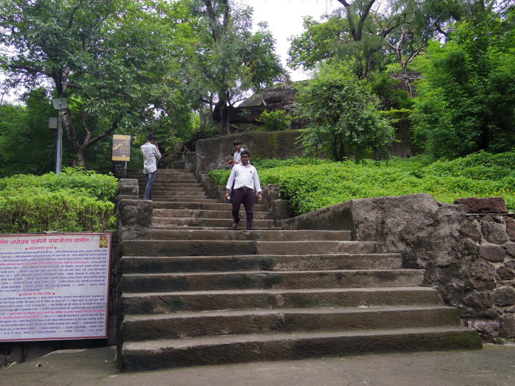 アジャンター石碑寺院入り口の階段