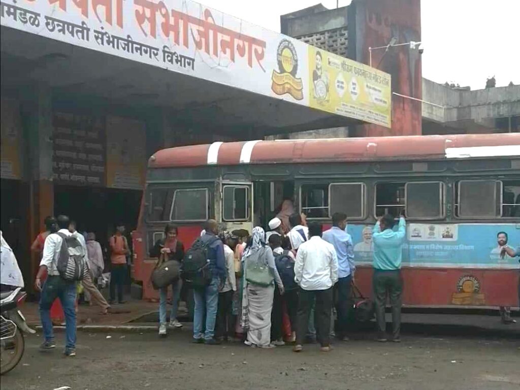 インドのオーランガバードCentral Bus standでバスに乗る人たち