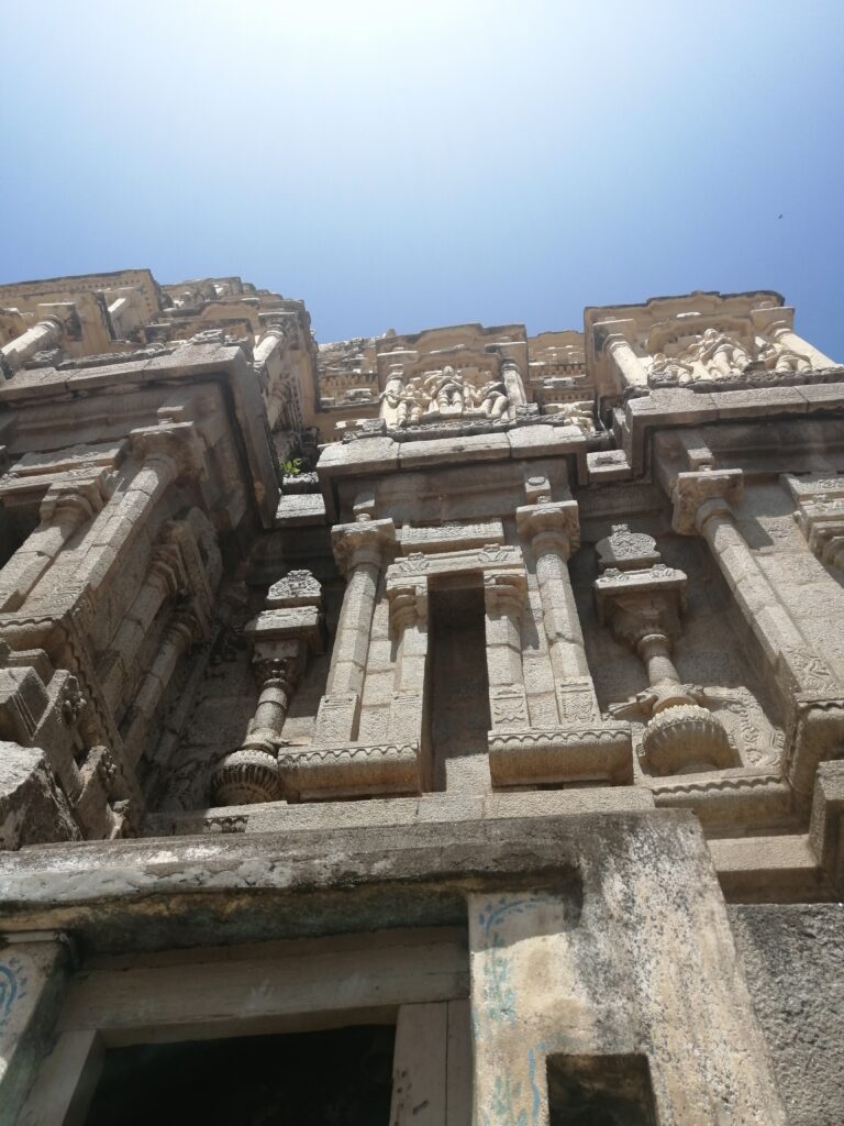 ヴィルパークシャ寺院の建物の彫刻